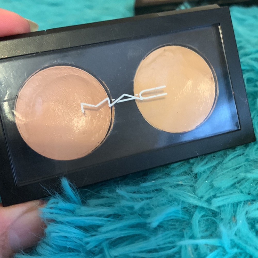 EACH. MAC DUO Concealers - Picture 7 of 8